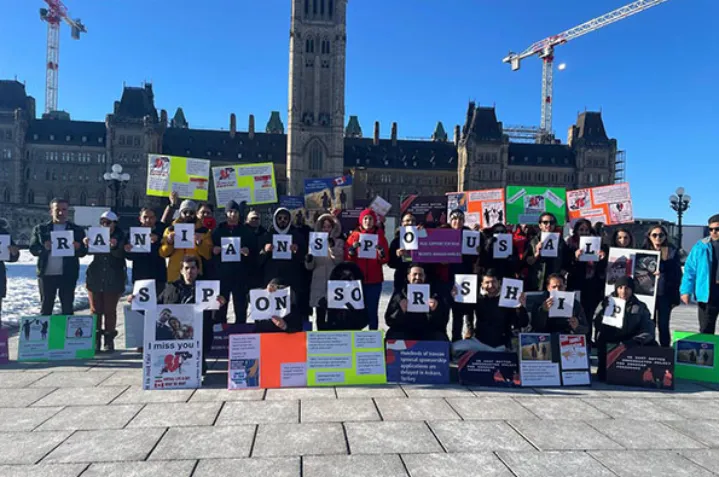 تجمع گروهی از ایرانیان مقابل پارلمان کانادا در اعتراض به طولانی شدن رسیدگی به پرونده ویزا همسرانشان:
